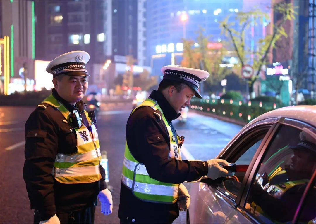 交警進(jìn)行酒駕檢測.jpg