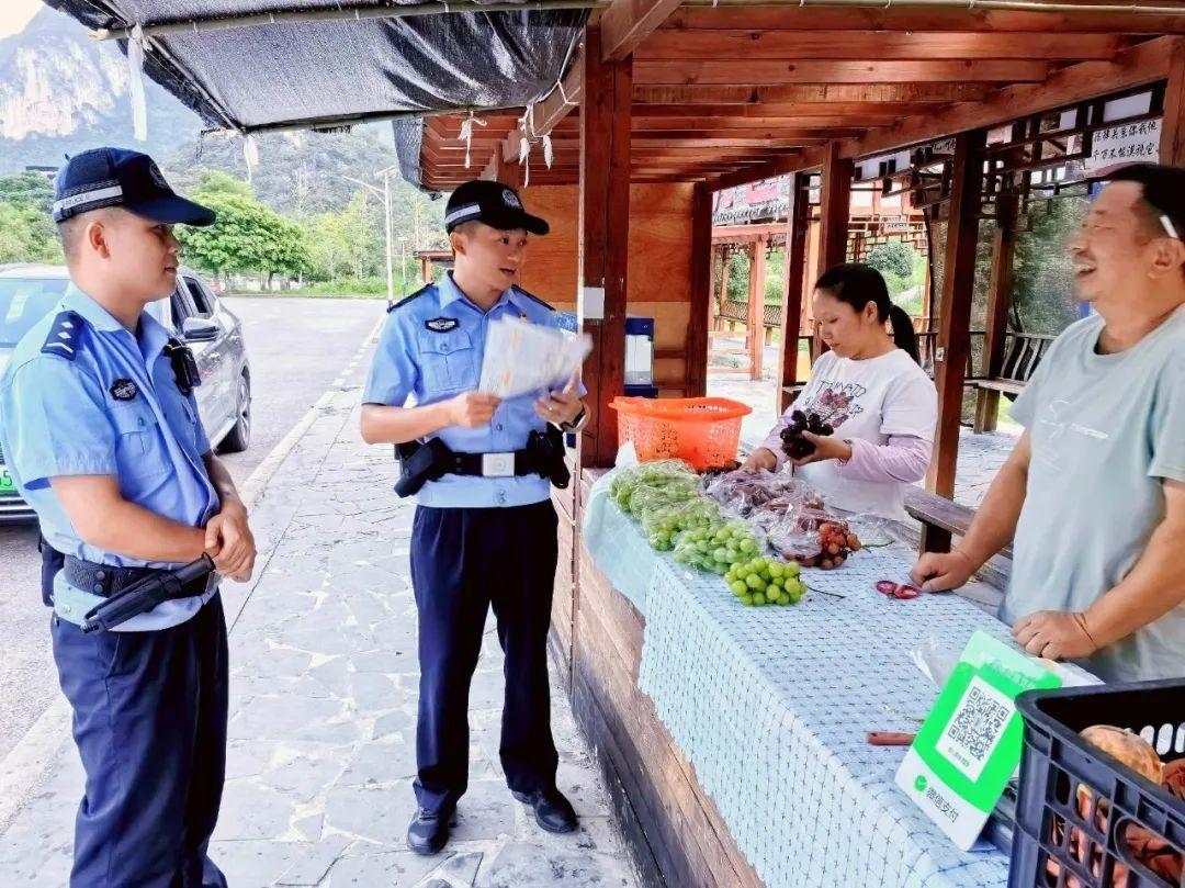 民警進行調(diào)解.jpg