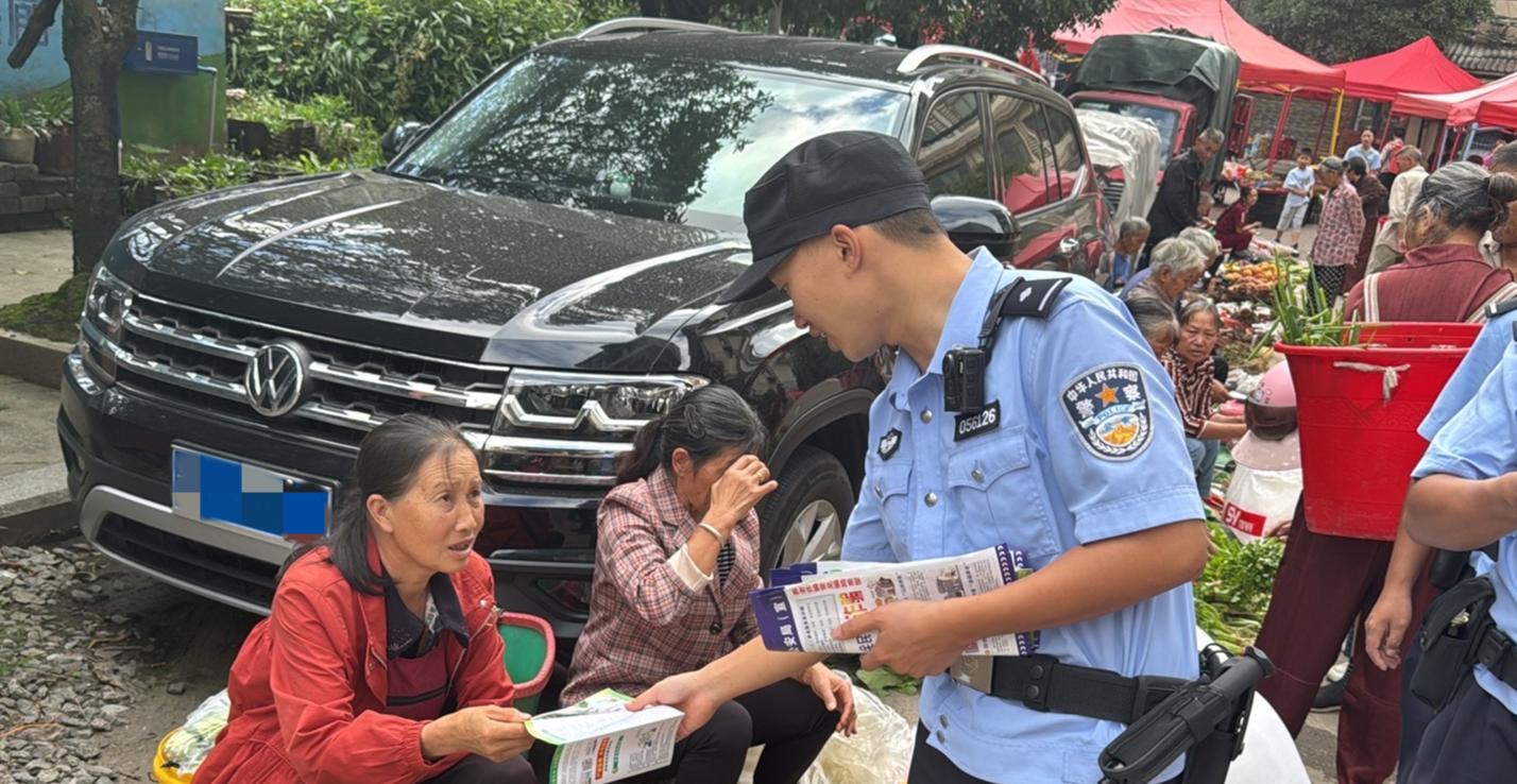 民警開(kāi)展安全宣傳.jpg