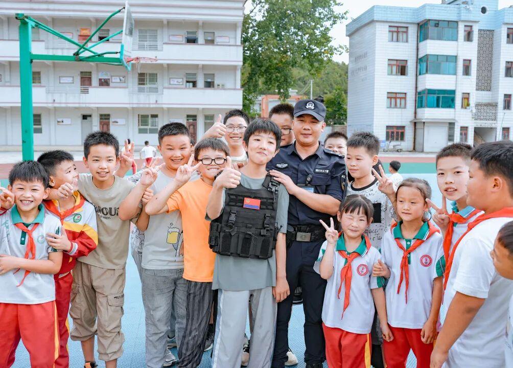 學(xué)生與民警合照.jpg 學(xué)生與民警合照.jpg