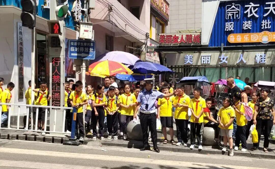 疏導車輛、護送學生現(xiàn)場.jpg