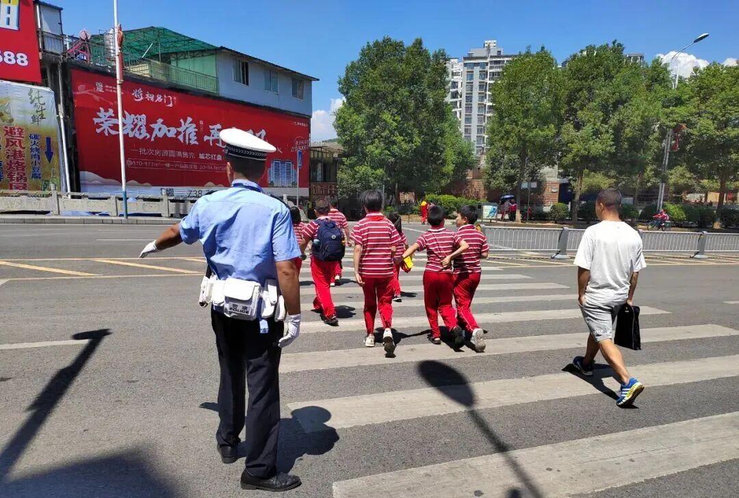 疏導車輛、護送學生.jpg