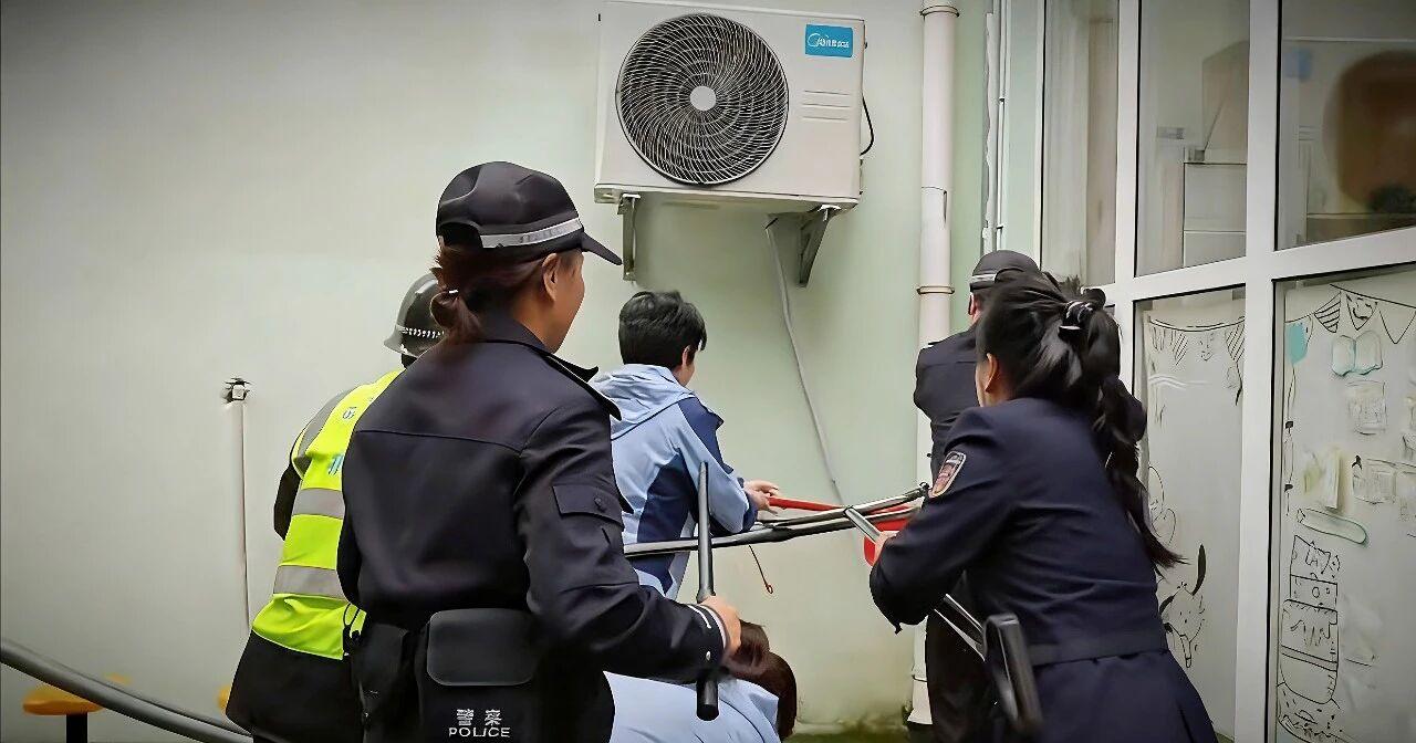 圖2民警在校園開(kāi)展安全演練.jpg 圖2民警在校園開(kāi)展安全演練.jpg