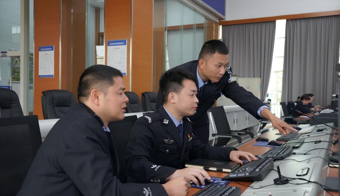 圖1民警查看信息現(xiàn)場(chǎng).jpg