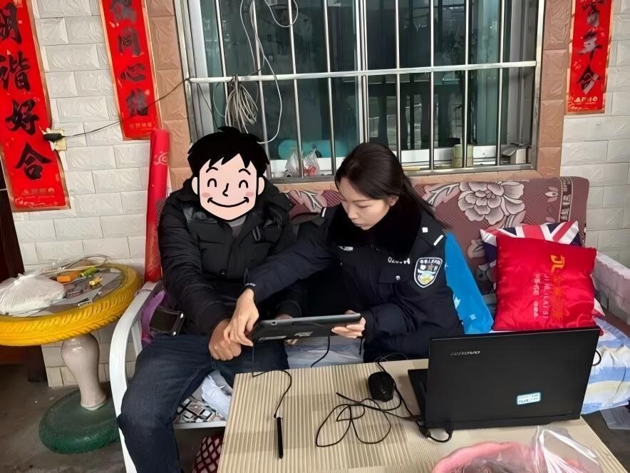 圖1民警上門為群眾辦理身份證.jpg