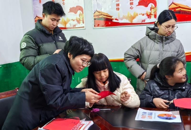 貴州盤州：當(dāng)非遺邂逅法治，新春主題黨日活動“走新”更“走心”