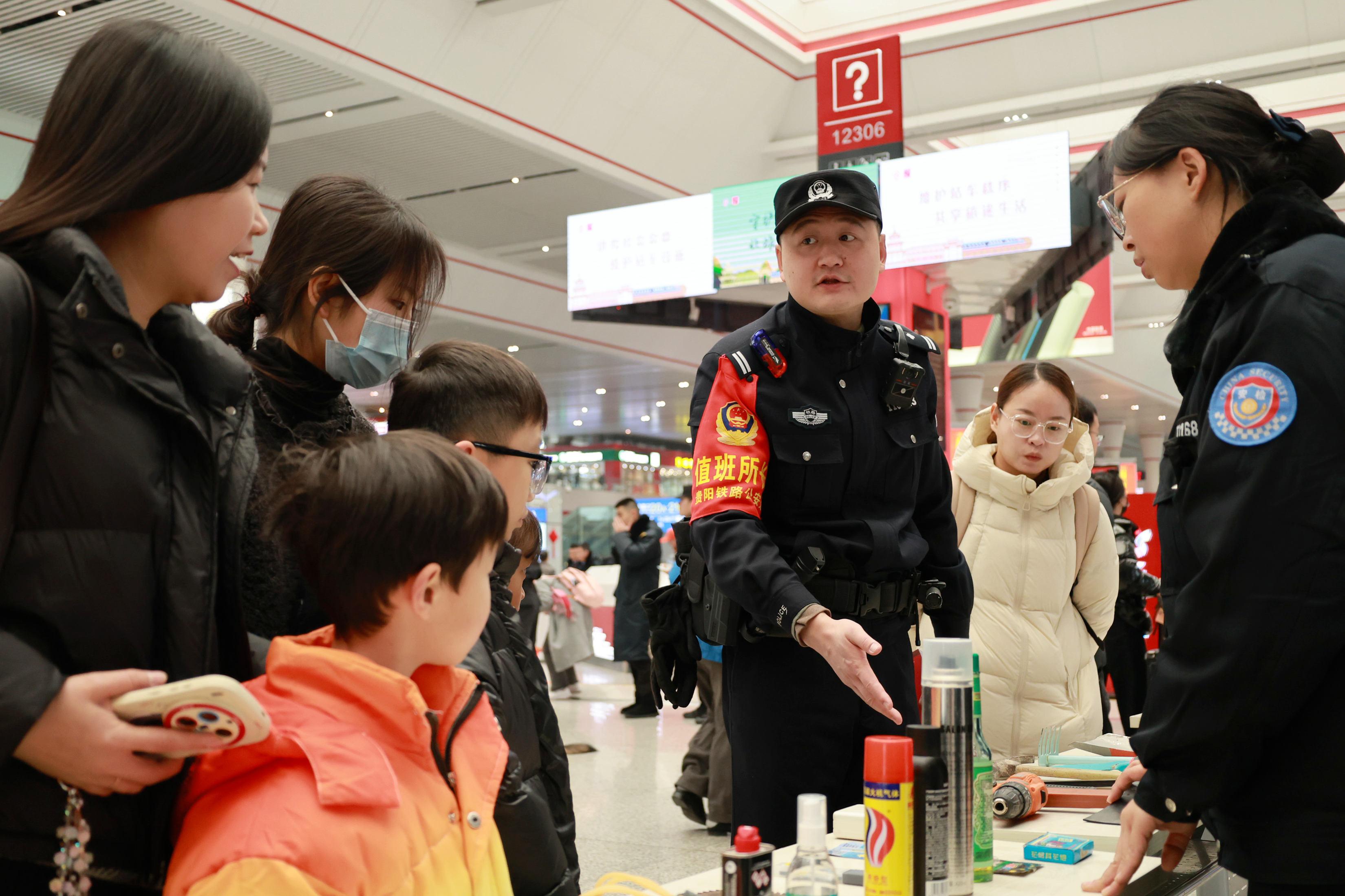 11 民警細(xì)致講解安檢禁帶、限帶物品的相關(guān)規(guī)定與常識.jpg