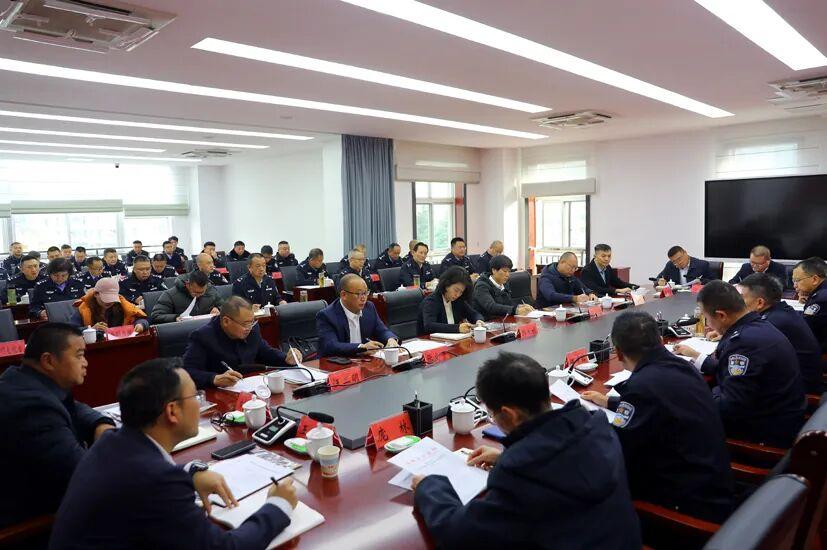 圖3 市公安局舉行黨風(fēng)政風(fēng)警風(fēng)監(jiān)督員聘任儀式?！岔樄踩诿襟w中心供圖.jpg