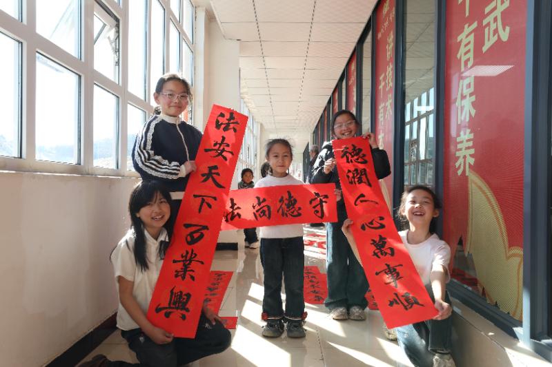 圖2參加活動(dòng)的群眾留影記錄.jpg