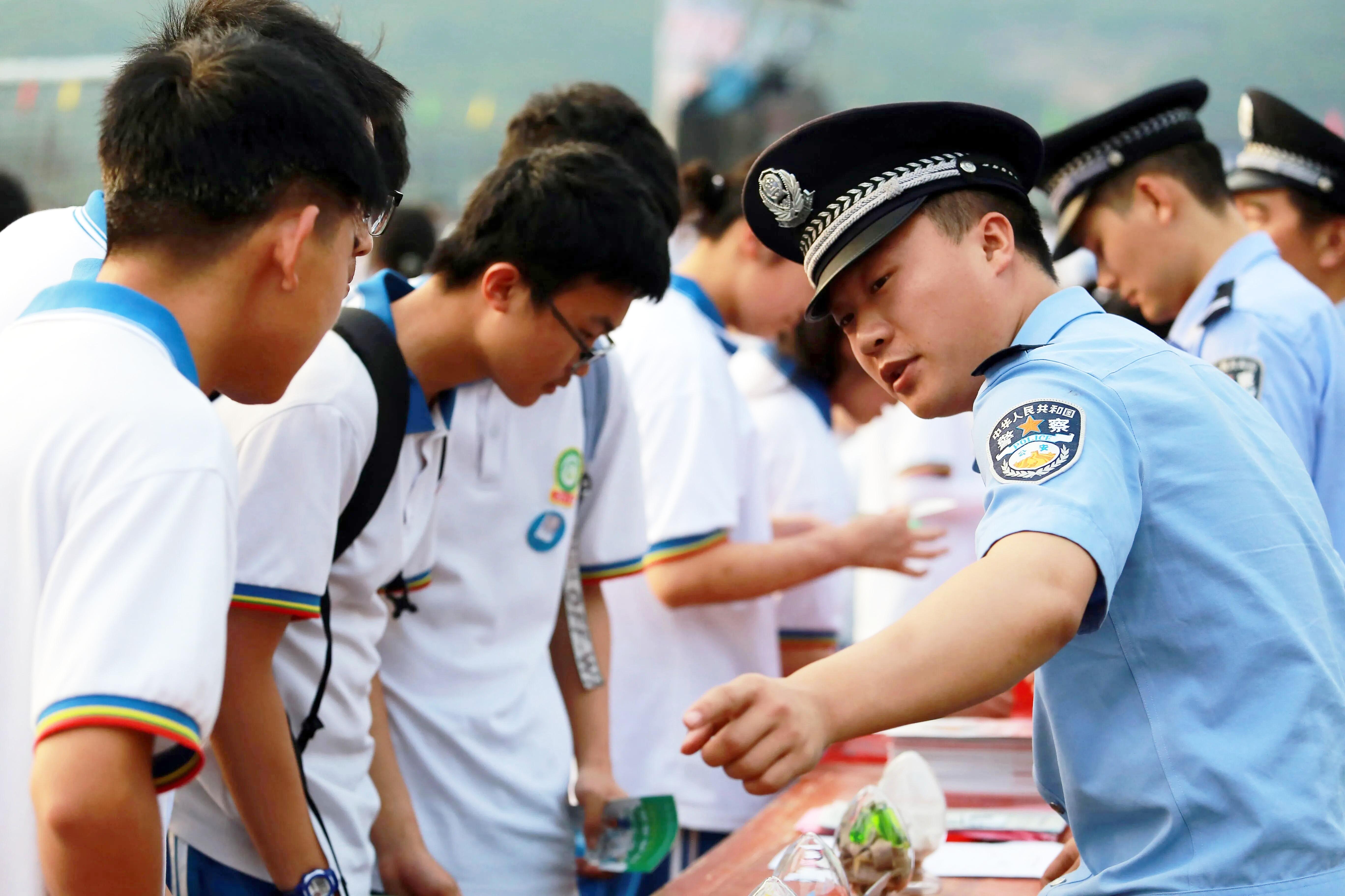 圖1民警在校園科普知識.jpg