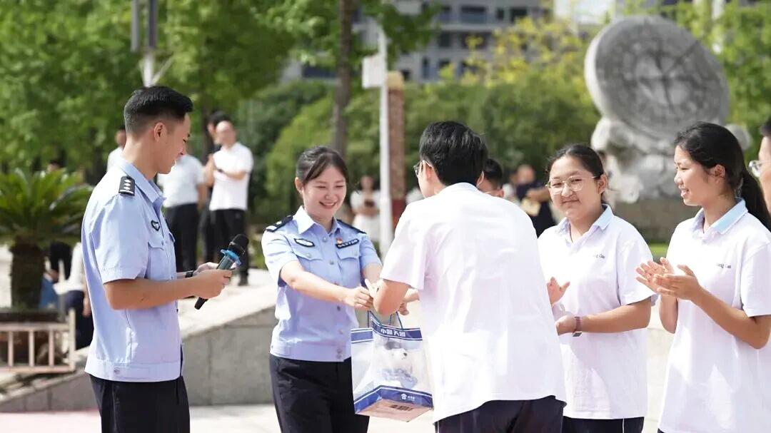 圖3 民警與學(xué)生線下互動.jpg