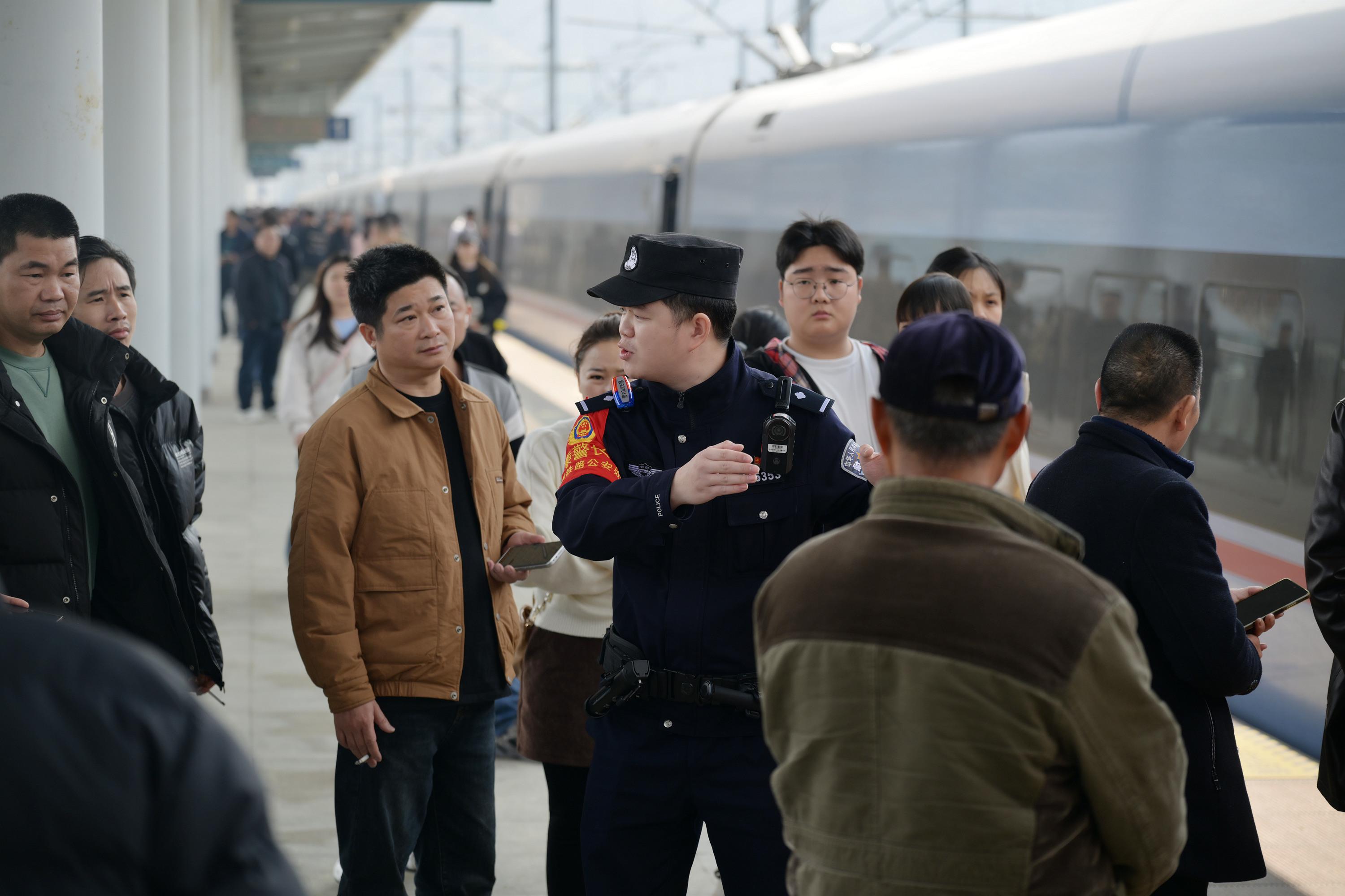 圖2列車乘警進(jìn)行禁煙安全宣傳。.jpg