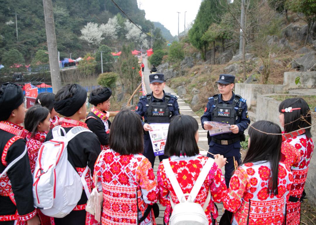 圖2 民警們手拿禁毒、反詐、防火防盜宣傳品開展宣傳.jpg