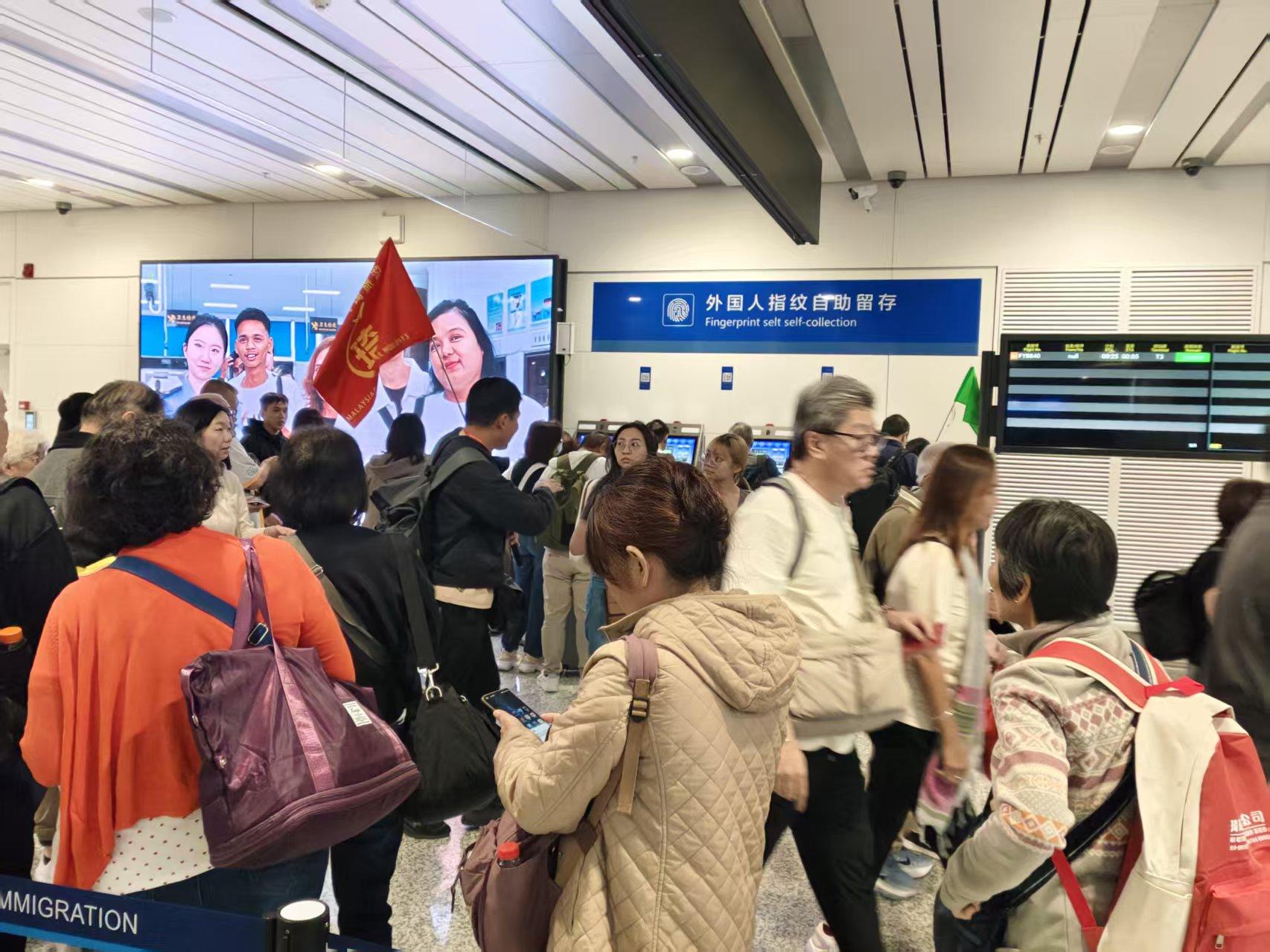 圖1旅客通關(guān)現(xiàn)場.jpg