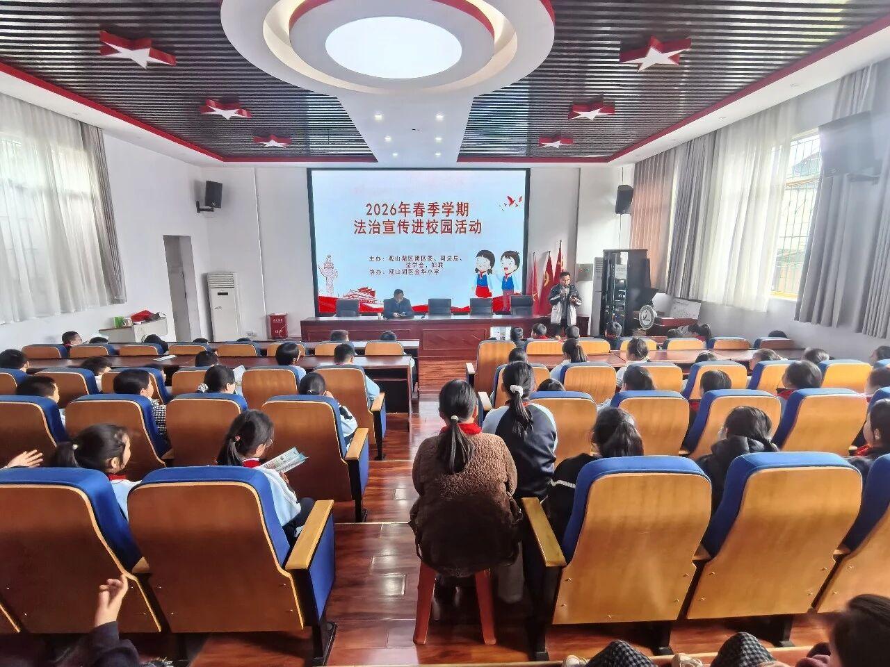 圖2普法宣傳活動(dòng)現(xiàn)場(chǎng).jpg