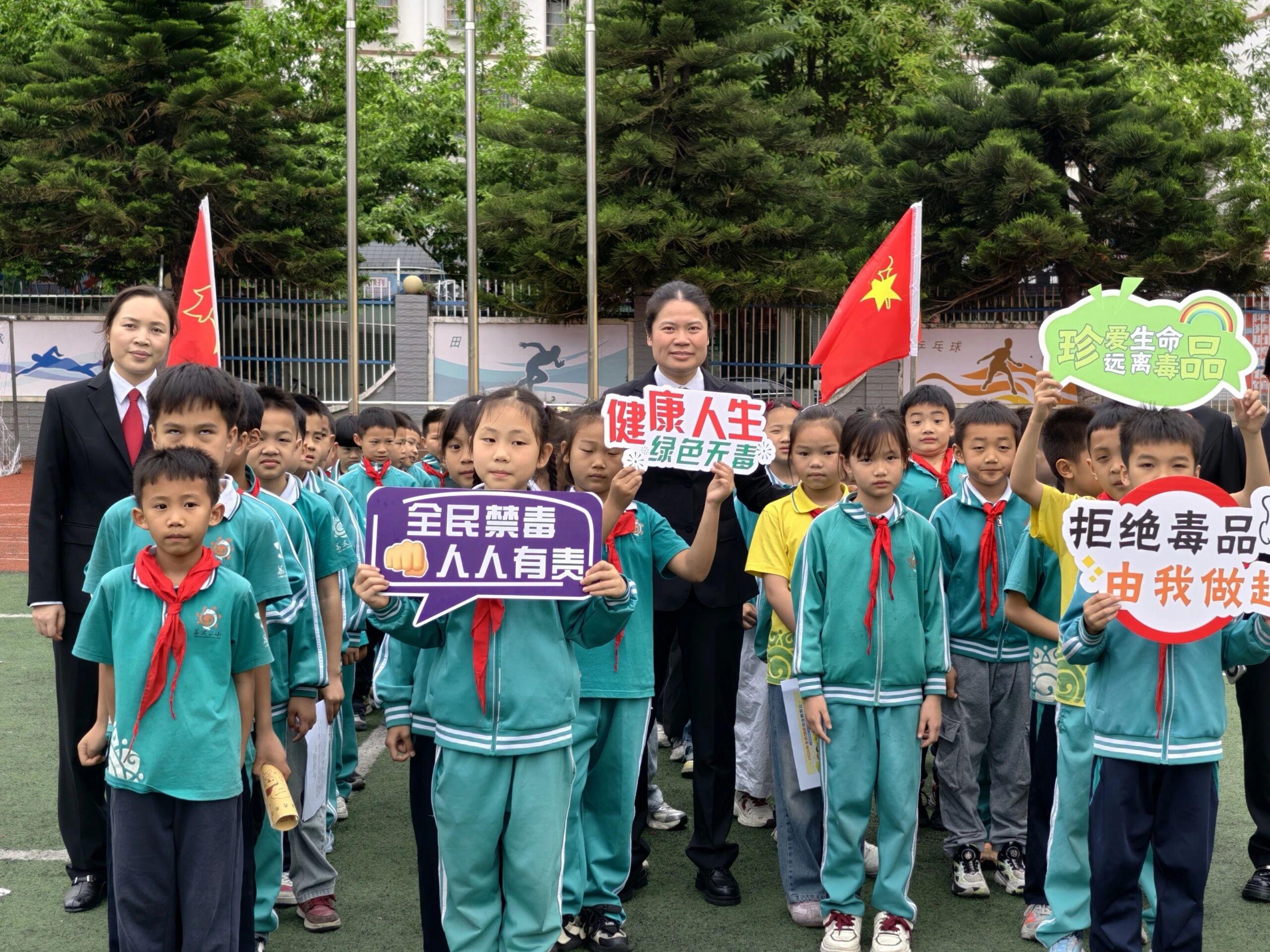 圖2法治副校長(zhǎng)與學(xué)生合照.jpg