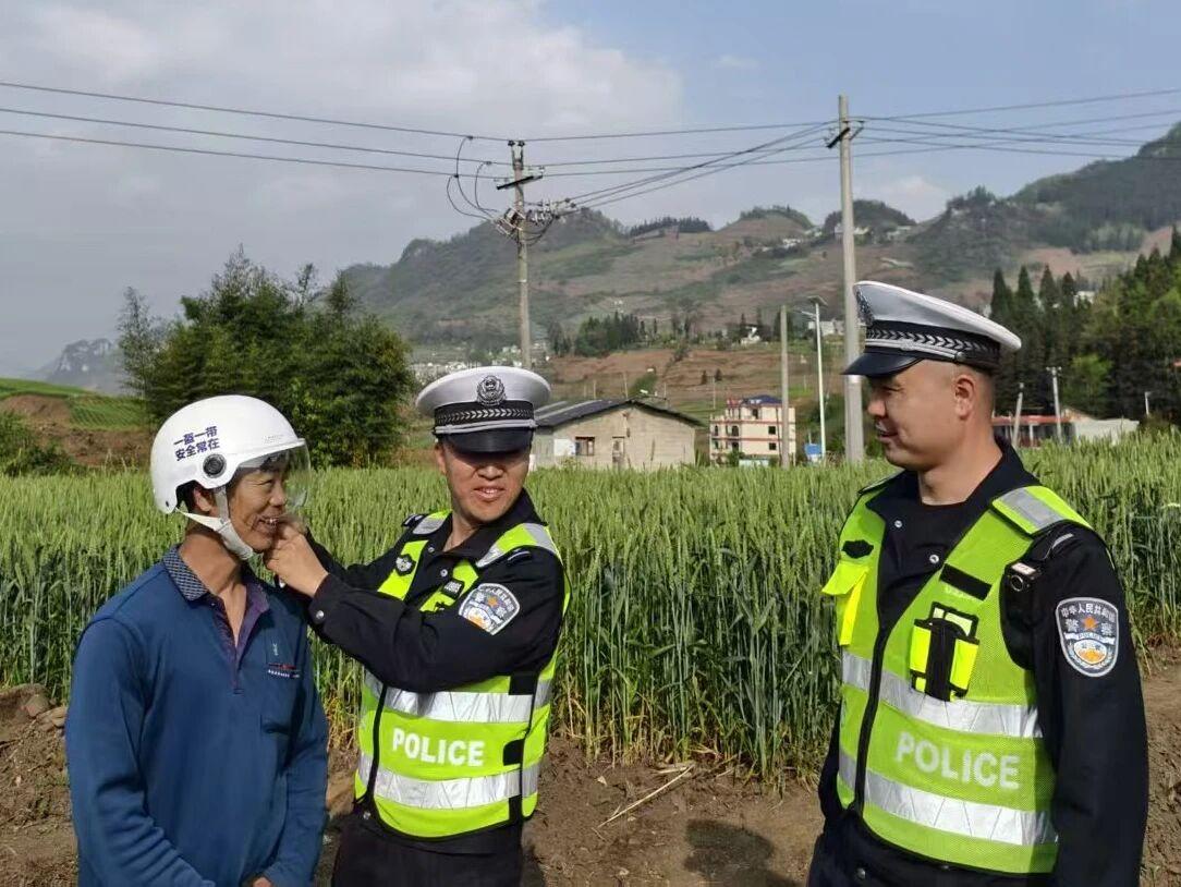 圖1交警提醒戴頭盔。.jpg