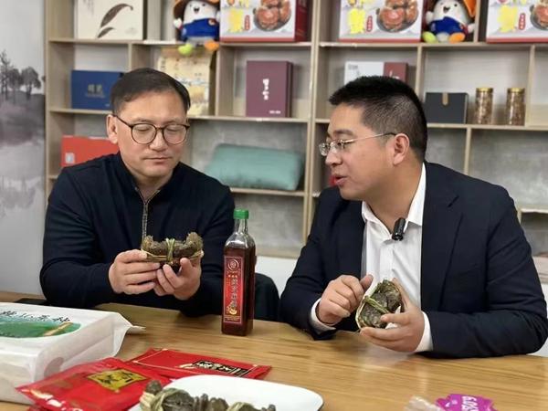 馬恒宏正在進(jìn)行電商直播。雙游村供圖