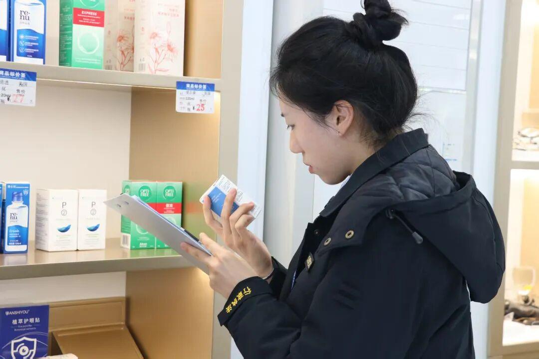 圖1 執(zhí)法人員在商鋪檢查產品信息.jpg