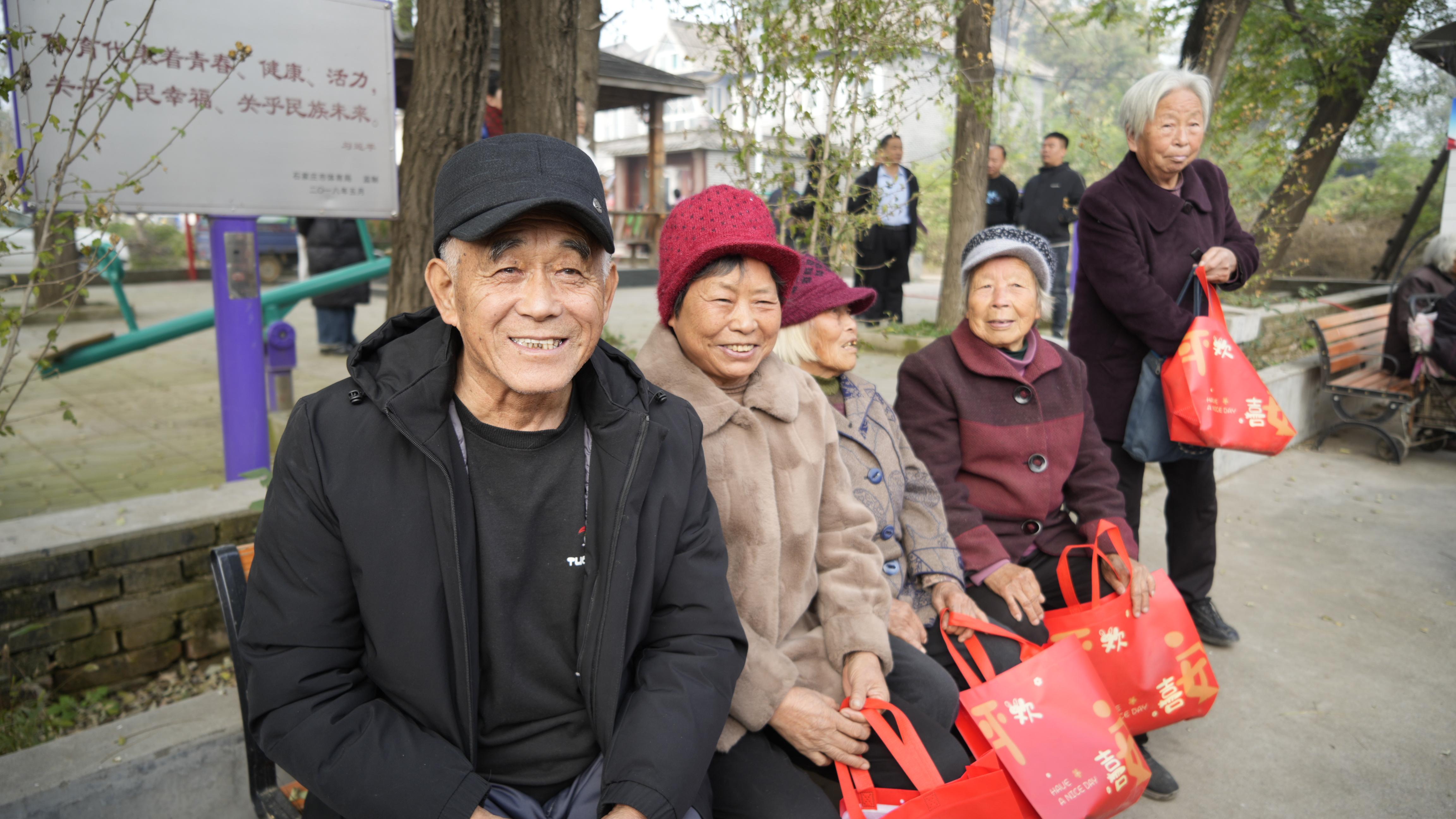 為65歲以上老人發(fā)放愛心禮包1.jpg