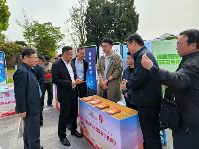 與會(huì)領(lǐng)導(dǎo)參觀全民國(guó)家安全教育日展臺(tái)。葉晨攝.jpg