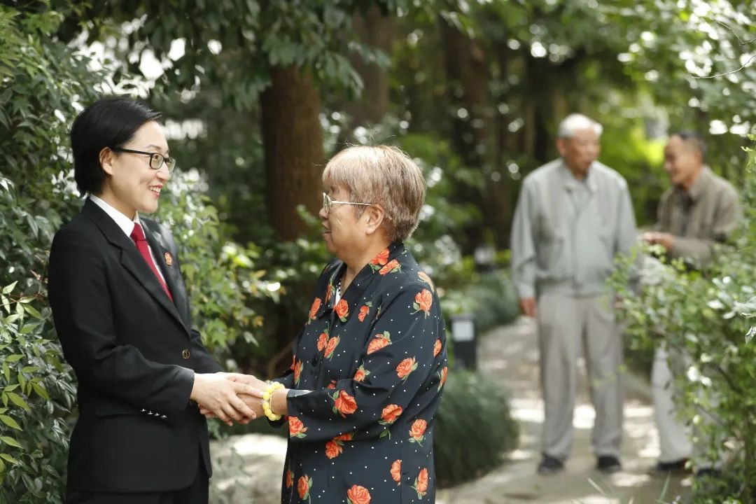 法官白云與當(dāng)事人在一起。.jpg