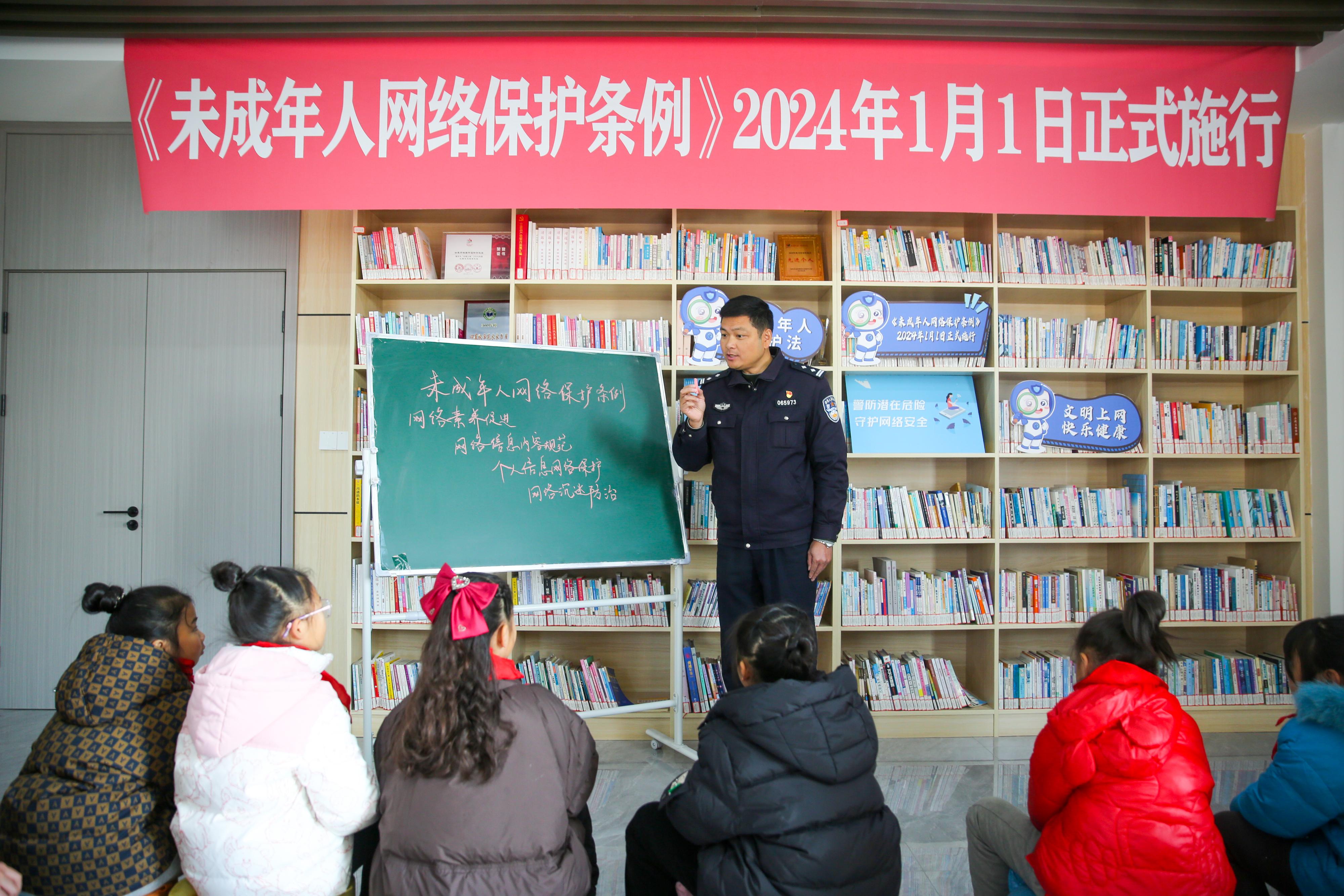 2024年1月1日，在江蘇南通如皋市城南街道新華社區(qū)農(nóng)家書(shū)屋內(nèi)，網(wǎng)絡(luò)普法志愿者向?qū)W生講解《未成年網(wǎng)絡(luò)安全保護(hù)條例》相關(guān)內(nèi)容。.jpg