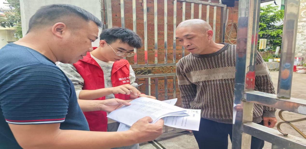 龍井村村兩委及網(wǎng)格員入戶給村民宣傳未成年人防溺水，電信詐騙等內(nèi)容.jpg