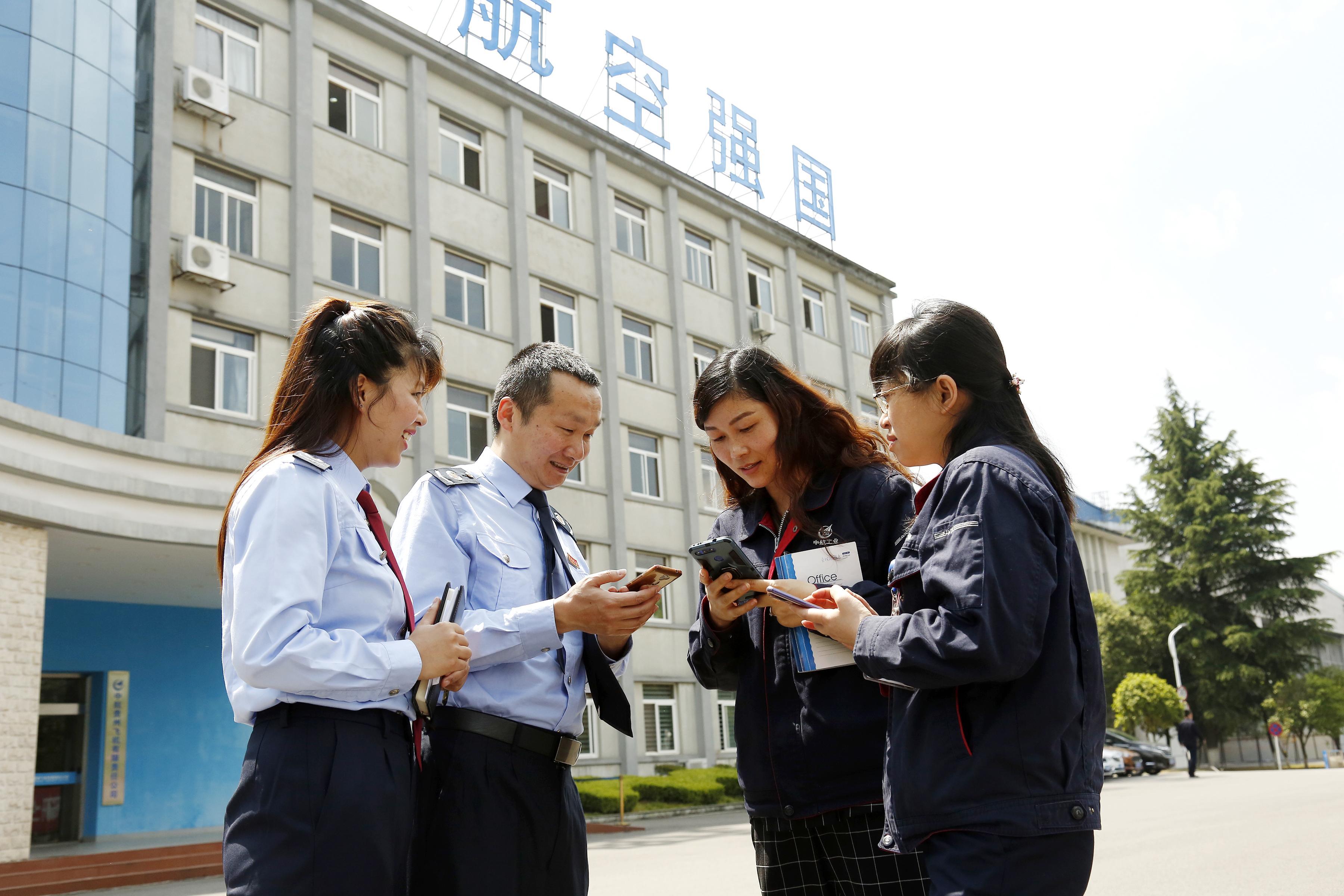 “金稅委員” 走進(jìn)企業(yè)，為企業(yè)詳細(xì)解說(shuō)稅務(wù)部門(mén)在減稅降費(fèi)、納稅服務(wù)、助企紓困等方面的措施與成效，并專項(xiàng)輔導(dǎo)企業(yè)所需稅費(fèi)知識(shí)。.jpg