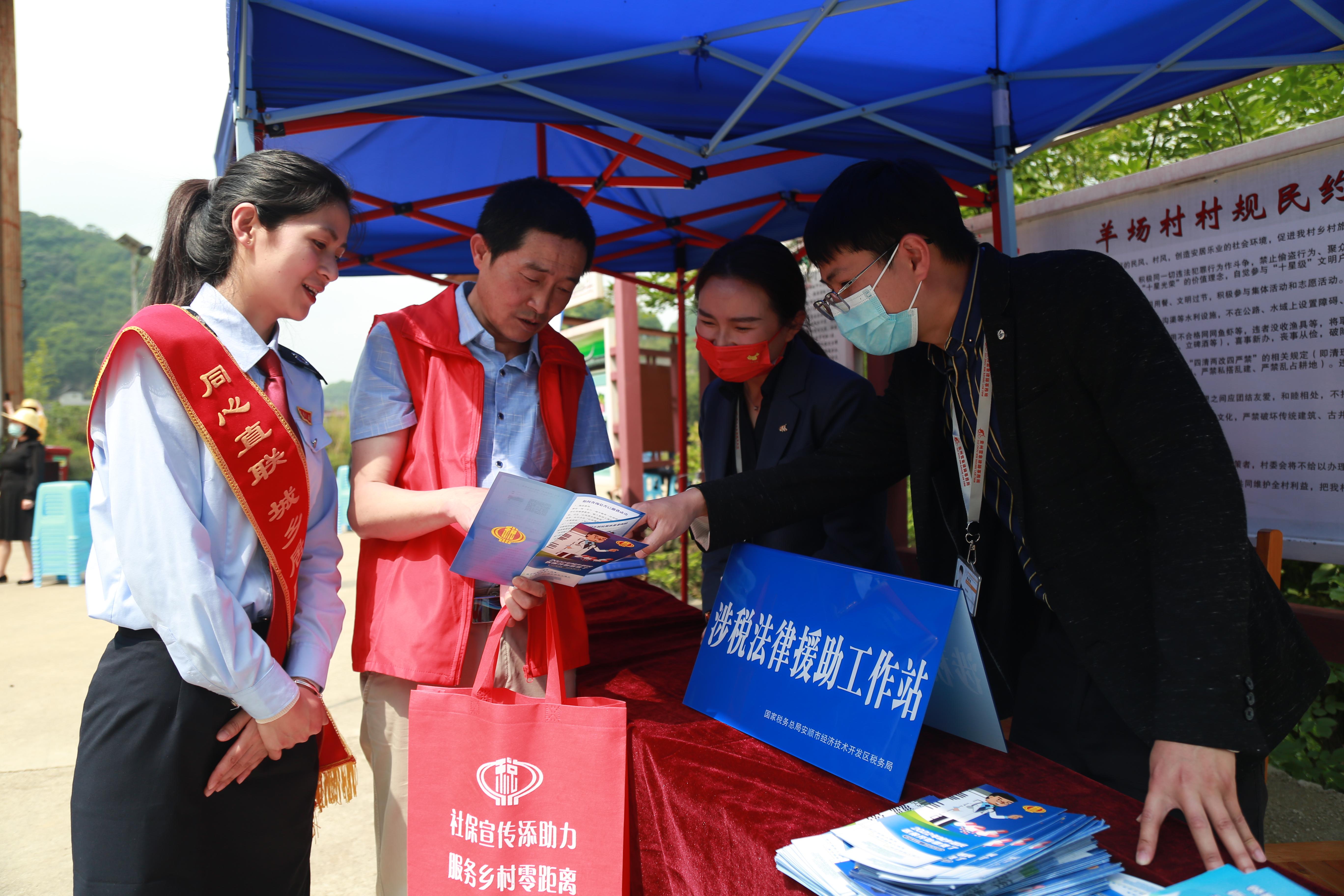 以青年稅務(wù)干部為主體，打造“鄉(xiāng)村振興助農(nóng)服務(wù)隊(duì)”，走進(jìn)鄉(xiāng)村、農(nóng)業(yè)合作社提供發(fā)票代開(kāi)指導(dǎo)、社保繳費(fèi)宣傳、涉稅政策咨詢等稅費(fèi)服務(wù)。.jpg