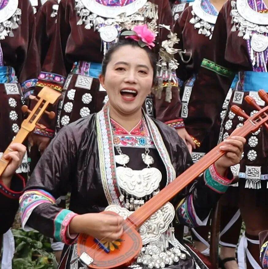 陳佳林身穿民族服飾表演.jpg
